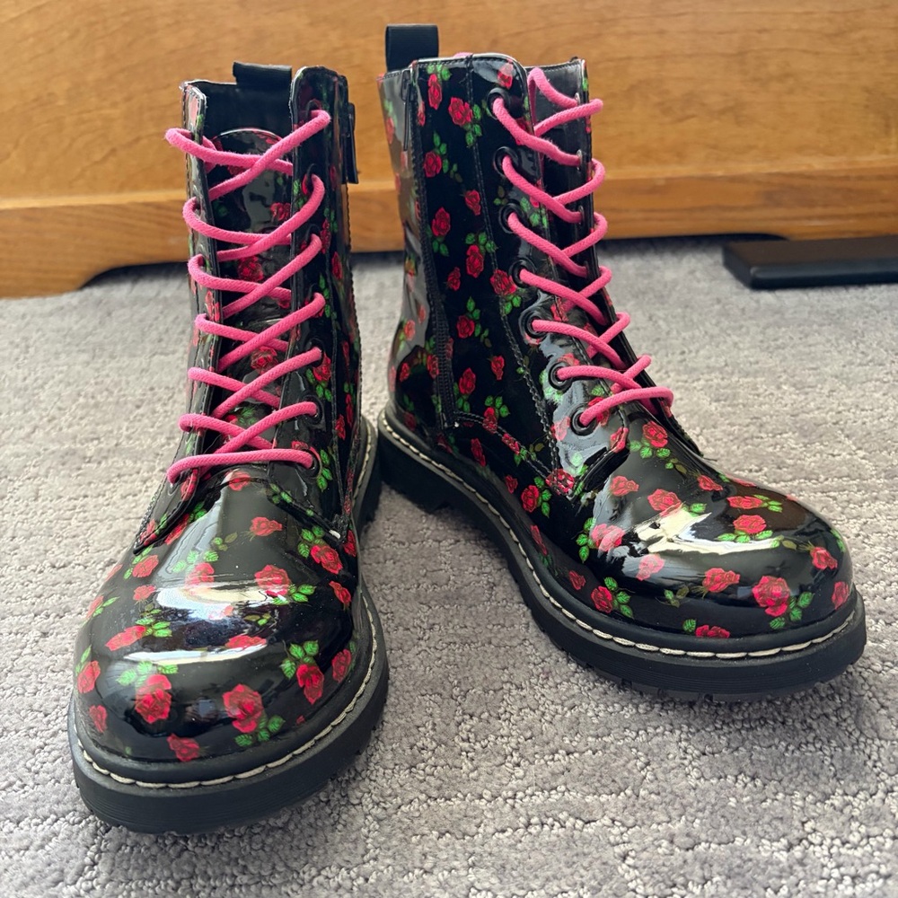 TORRID BETSEY JOHNSON Black Patent Leather Rose Print Combat Boots Size 9 NEW - Picture 2 of 11